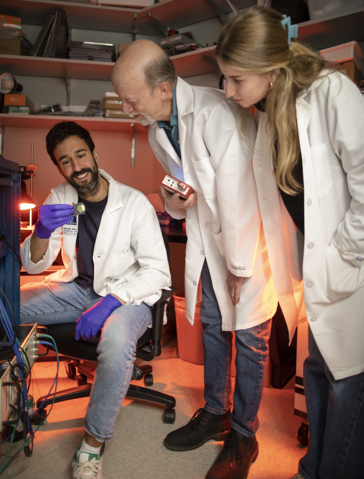Jaume Taura with colleagues around a neuroscience experiment